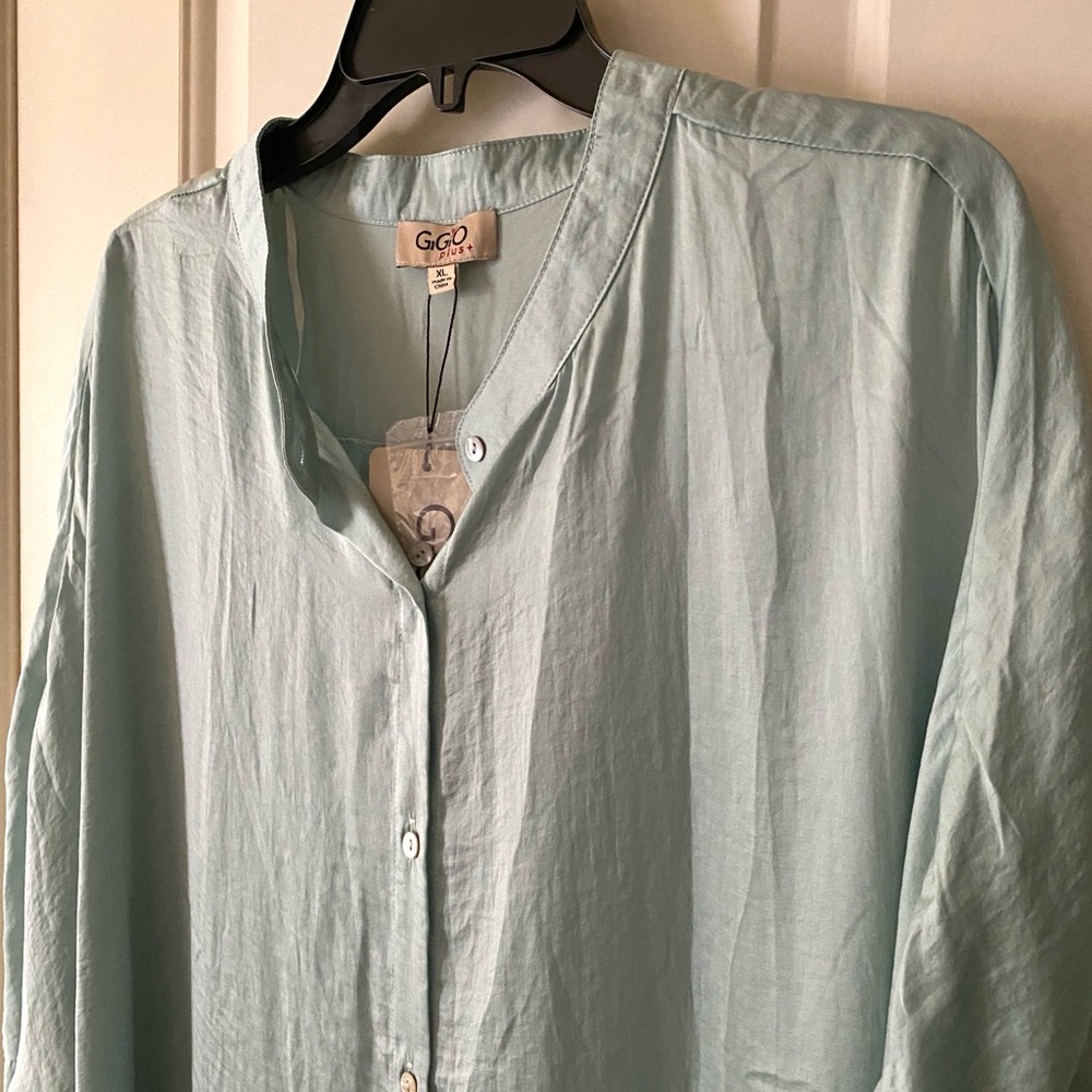 Pale aqua silky oversized blouse polyester & light as air with a gorgeous flow - Picture 3 of 4
